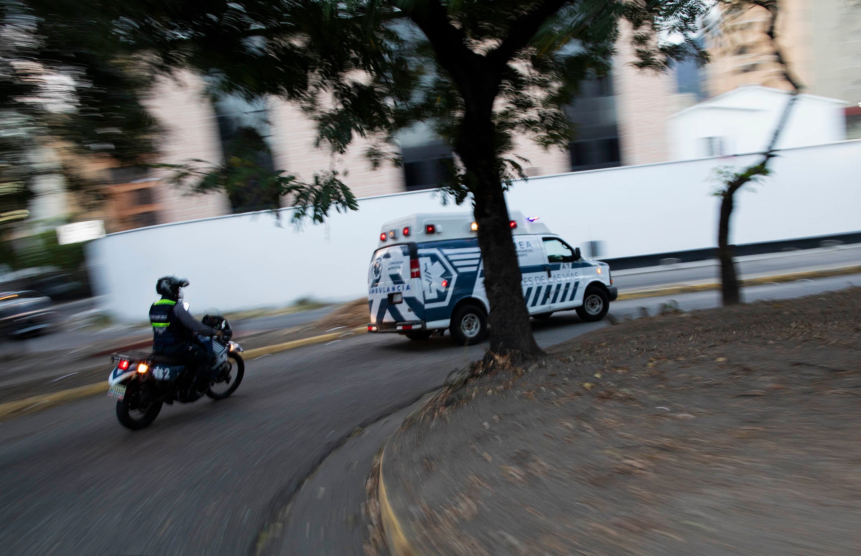 La ambulancia de la agrupación Ángeles de las Vías trasladan a un hospital a una persona herida en un accidente.