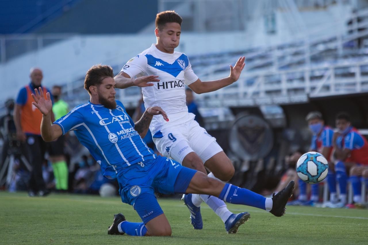 El defensor de Godoy Cruz,Gonzalo Goñi, sale al cruce frente a un jugador de Vélez. Foto: Gentileza/ Twitter Club Godoy Cruz