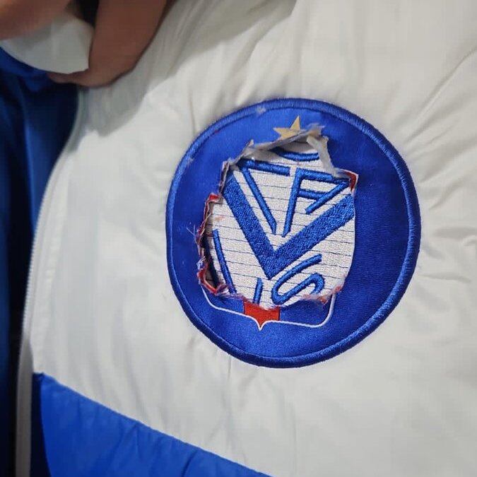 El "doble escudo" que portaban las camperas. Foto: Twitter / @futurockOk