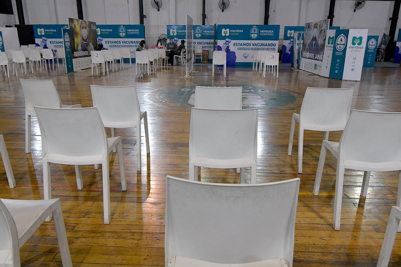 Los vacunatorios de Campaña fueron cerrados y se vacuna en cenros de salud. Foto: Orlando Pelichotti/ Los Andes