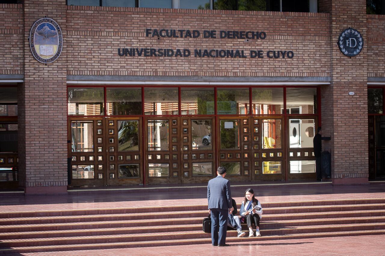 La crítica situación que están atravesando las universidades públicas nacionales este año, suma otro capítulo con el endurecimiento de los reclamos por el atraso salarial que sufren los docentes y no docentes

Foto: Ignacio Blanco / Los Andes 