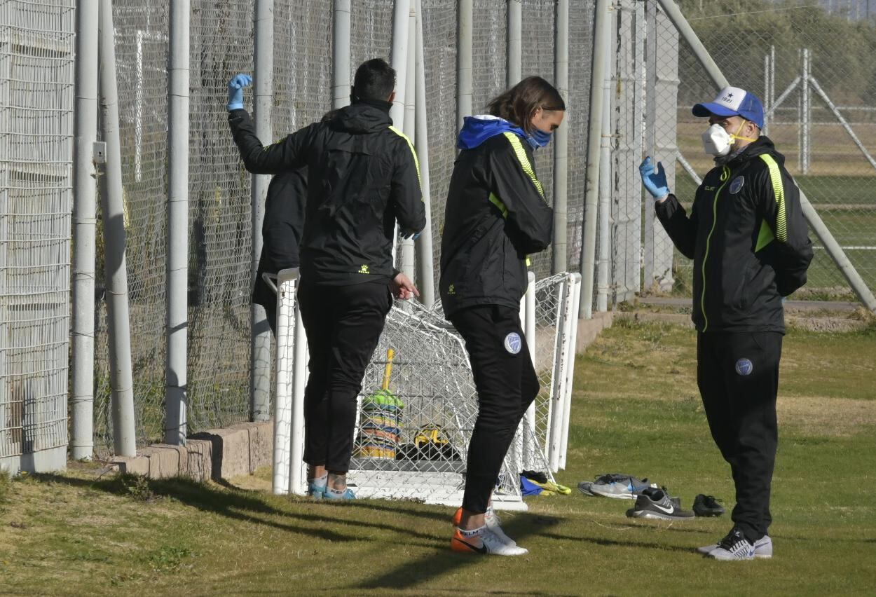 Diego Martínez (centro) comandó su primera práctica como DT de Godoy Cruz. / Orlando Pelichotti 