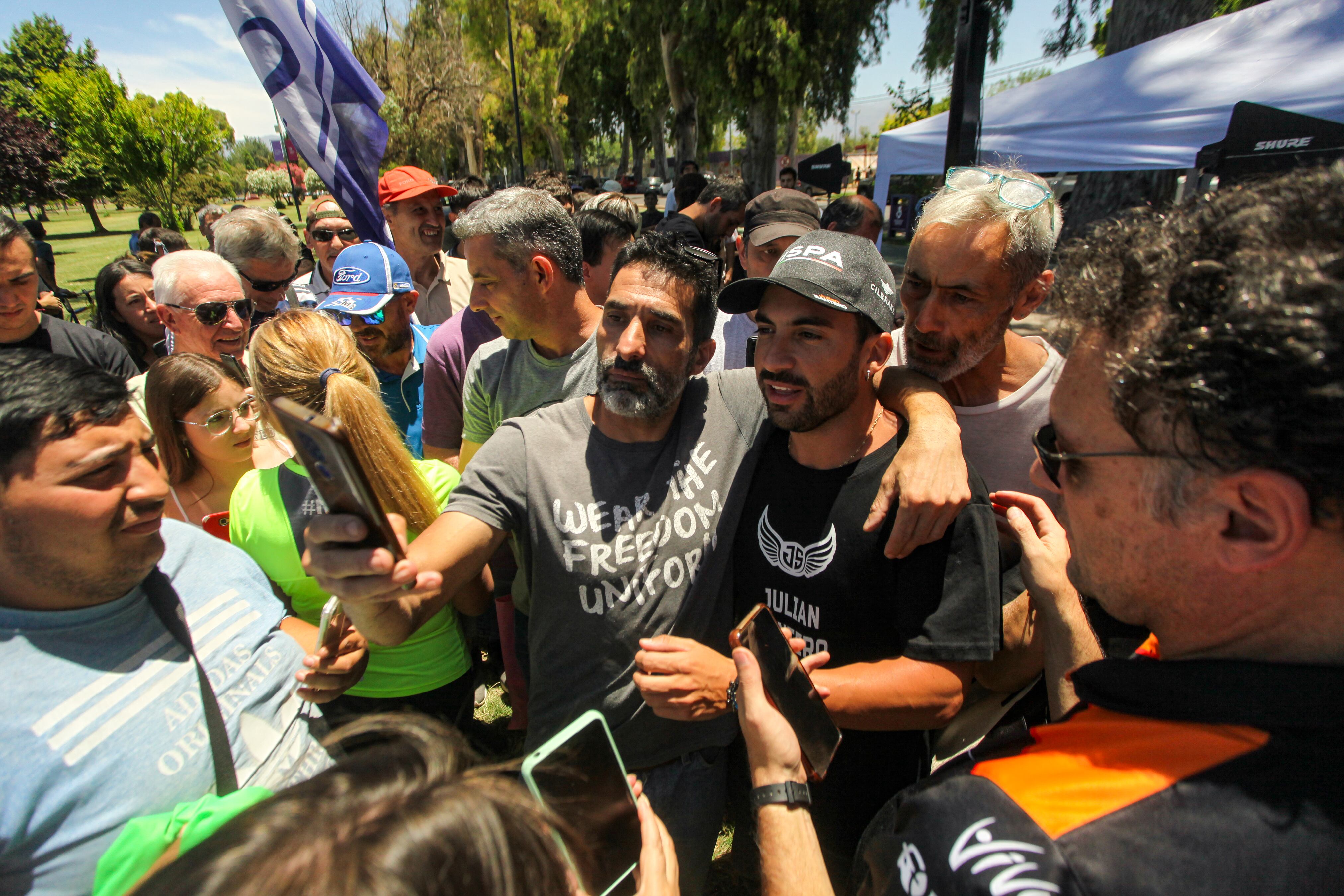 La caravana popular de Julián Santero: así recibieron en Mendoza al campeón del TC. Los Andes