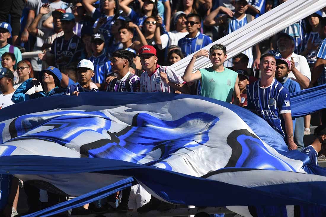 Los hinchas en la popular alentando al tomba con cánticos y mucha alegría al poder volver a las canchas para alentar a su equipo.
Foto: José Gutierrez.