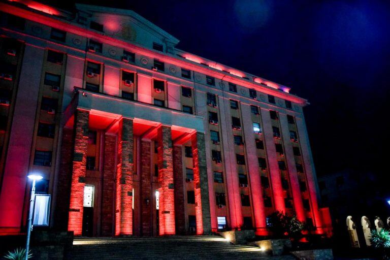 La fachada de Casa de Gobierno en el Día Mundial del Corazón. Foto: Prensa Gobierno de Mendoza