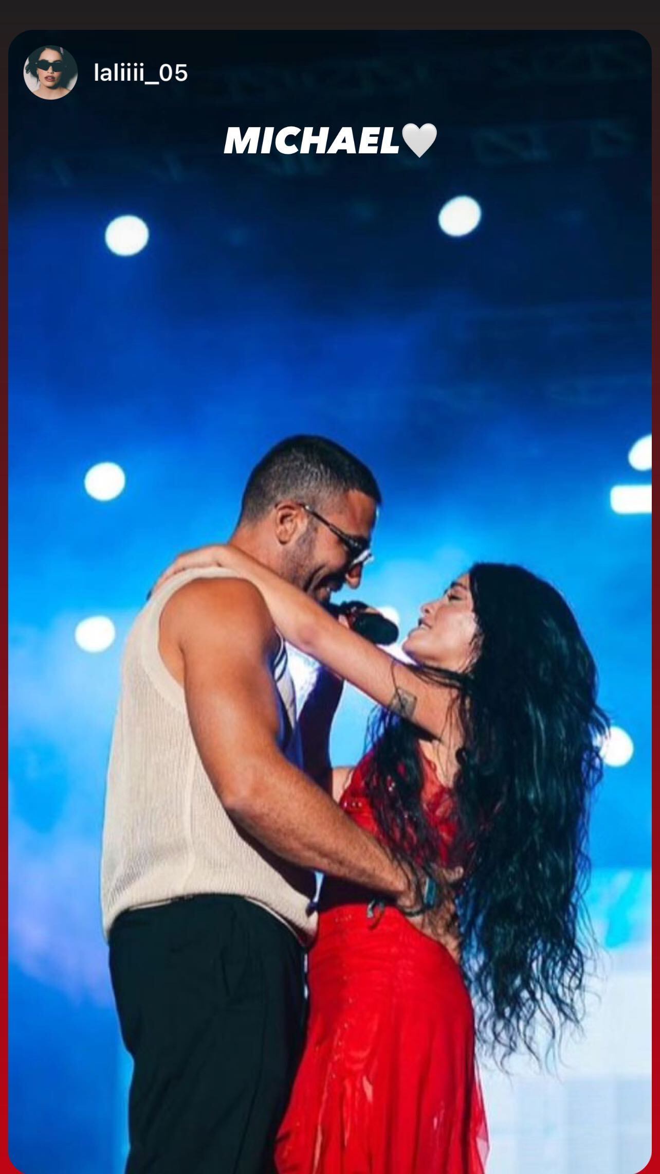 Lali Espósito y Miguel Ángel Silvestre en un show.