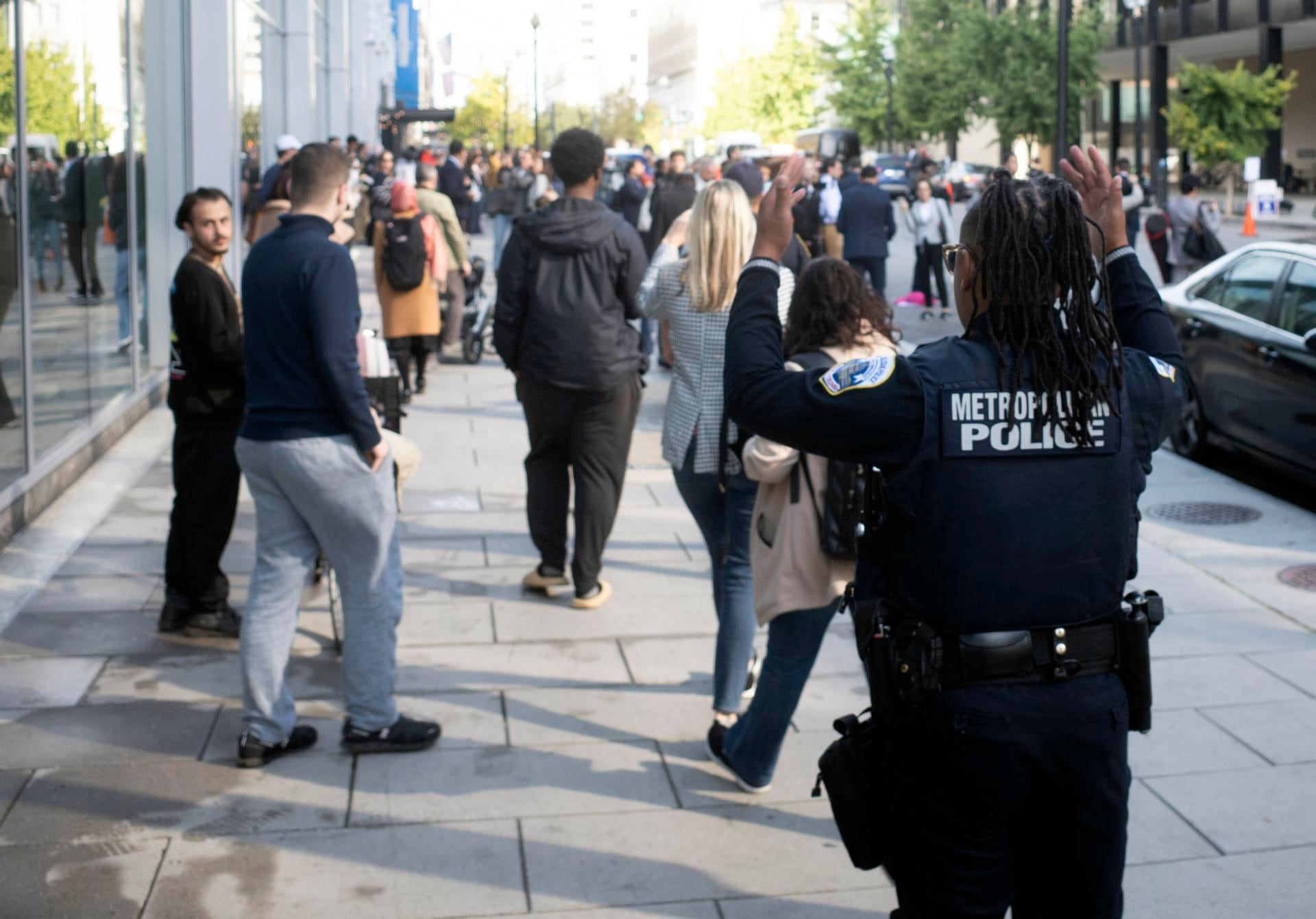 Oficiales del MPD limpian a miembros del público y a los medios de comunicación mientras hacen un perímetro fuera de la Biblioteca Conmemorativa Martin Luther King Jr. en Washington, DC. Foto: EFE/EPA/GAMAL DIAB