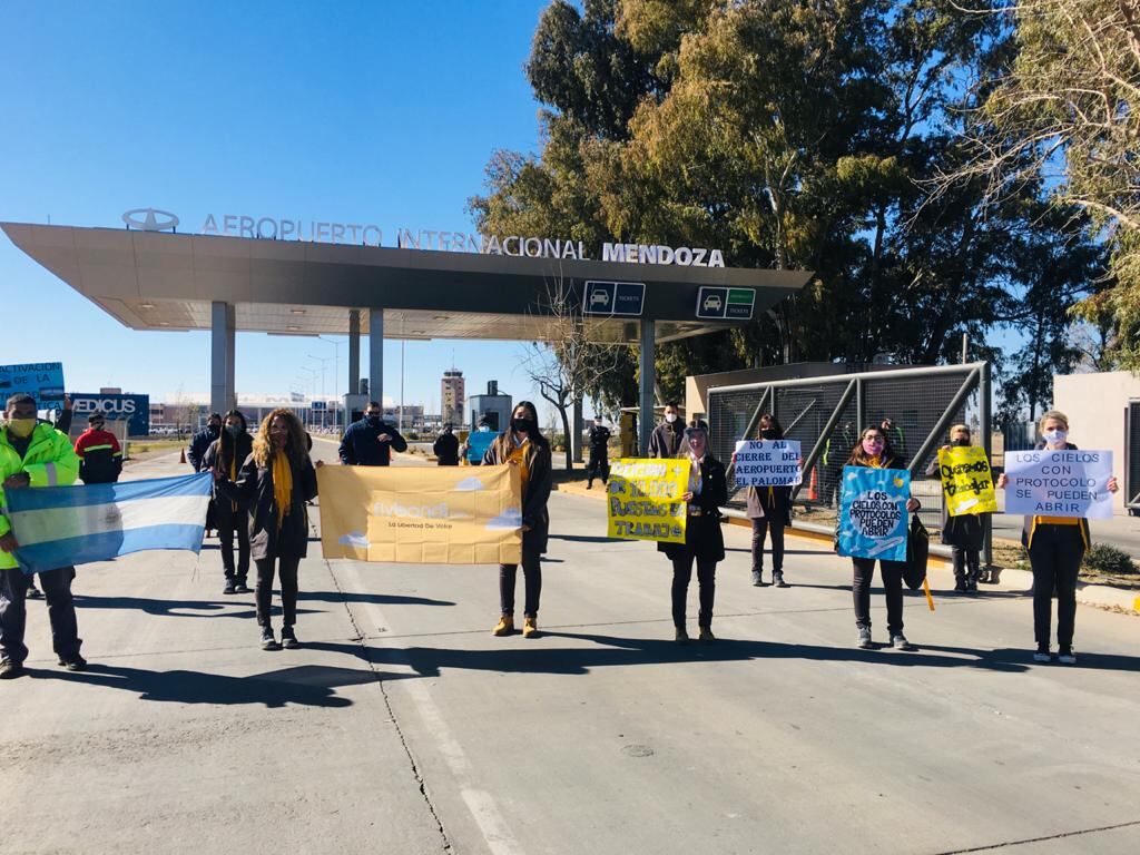 Unos 30 trabajadores y trabajadoras de las líneas aéreas Flybondi y JetSmart se manifestaron en el aeropuerto Francisco Gabrielli y pidieron que se reanuden los vuelos y no se cierre el Aeropuerto internacional El Palomar. / Foto: Gentileza