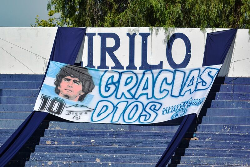 Simpatizantes del Azul, colgaron banderas en honor a Maradona. / Nicolás Rios (Los Andes).