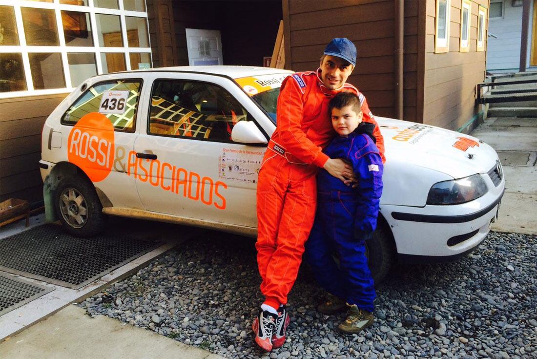 Santino con su papá Paulino, cuando competía en Tierra del Fuego. (Gentileza Paulino Rossi)