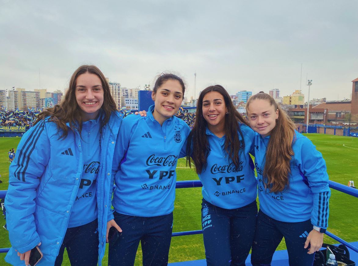 Singarella y Roggerone (centro), junto a Banini (derecha) quien se despidió de la Selección después del Mundial; y Sophia Brown (izquierda), otras de las referentes.