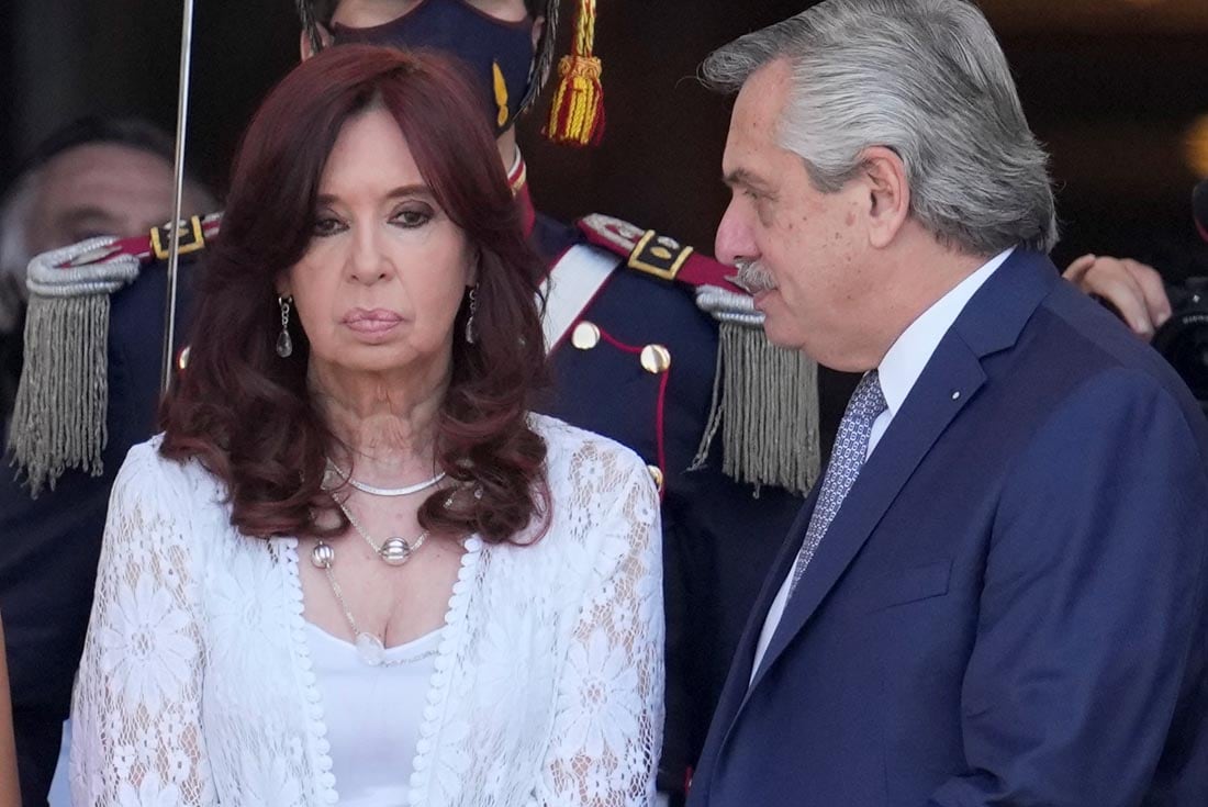 “el Presidente es el que tenemos, no hay más; y la vicepresidenta es golpista" aseguró Carrió sobre Alberto Fernández y Cristina Kirchner  (AP/Natacha Pisarenko)