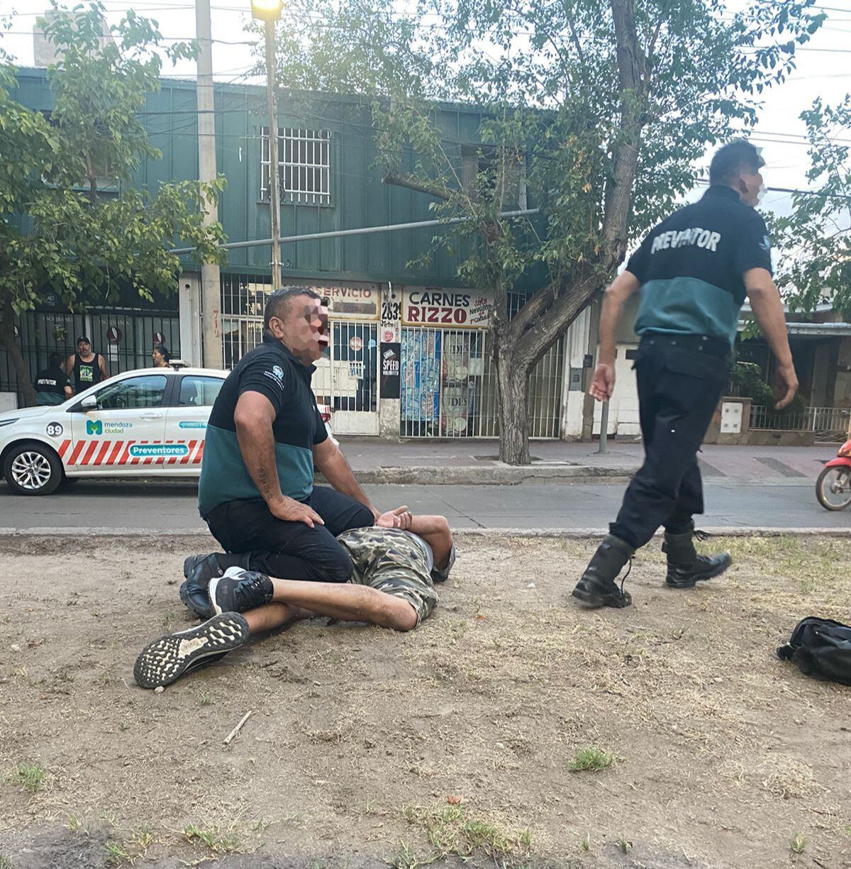 Una hombre fue aprehendido por robar un matafuego de una propiedad de calle España.