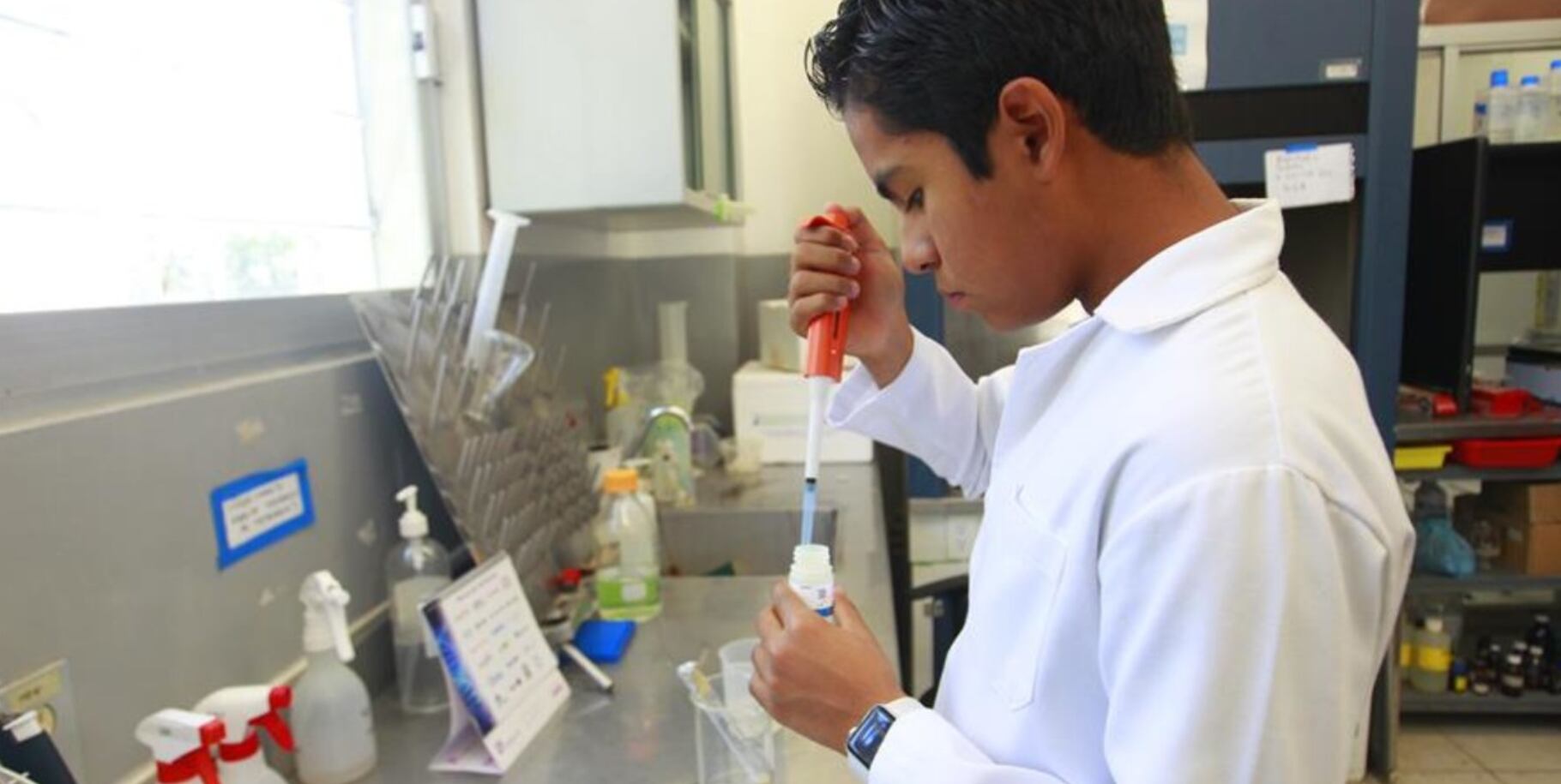 Ian tiene 12 años y ya terminó la primaria, la secundaria e hizo una maestría en biología molecular. Foto: Clarín