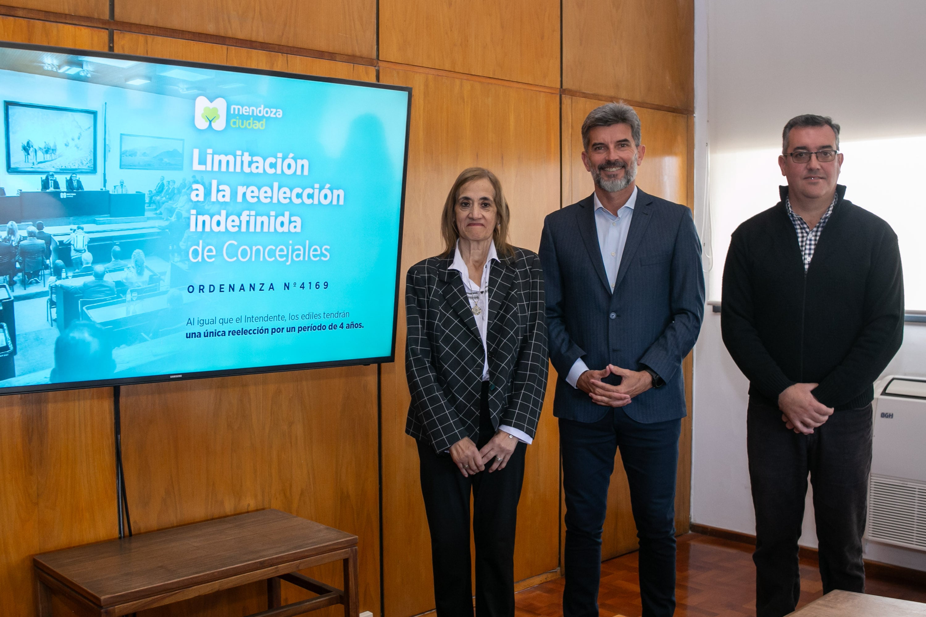 Ulpiano Suarez recibió a concejales de Santa Rosa y San Carlos y compartió esta iniciativa que impulsó la Ciudad en el mes de abril.