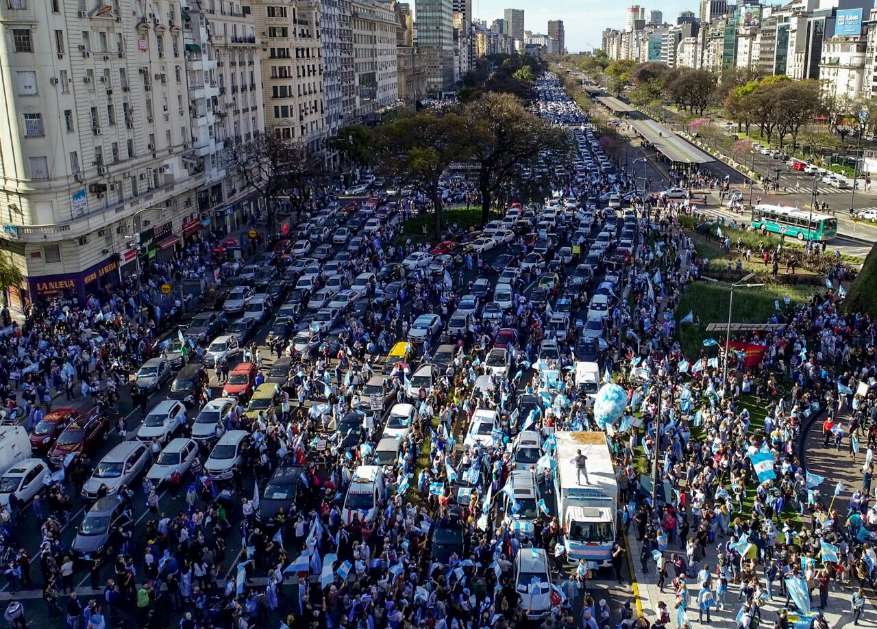 Largas filas de autos llegaron al Obelisco.