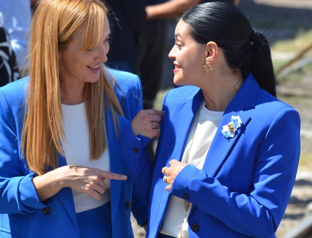 Anabel Fernández Sagasti y Flor Destéfanis coincidieron en el look en un acto en Palmira. - Foto: Claudio Gutiérrez / Los Andes