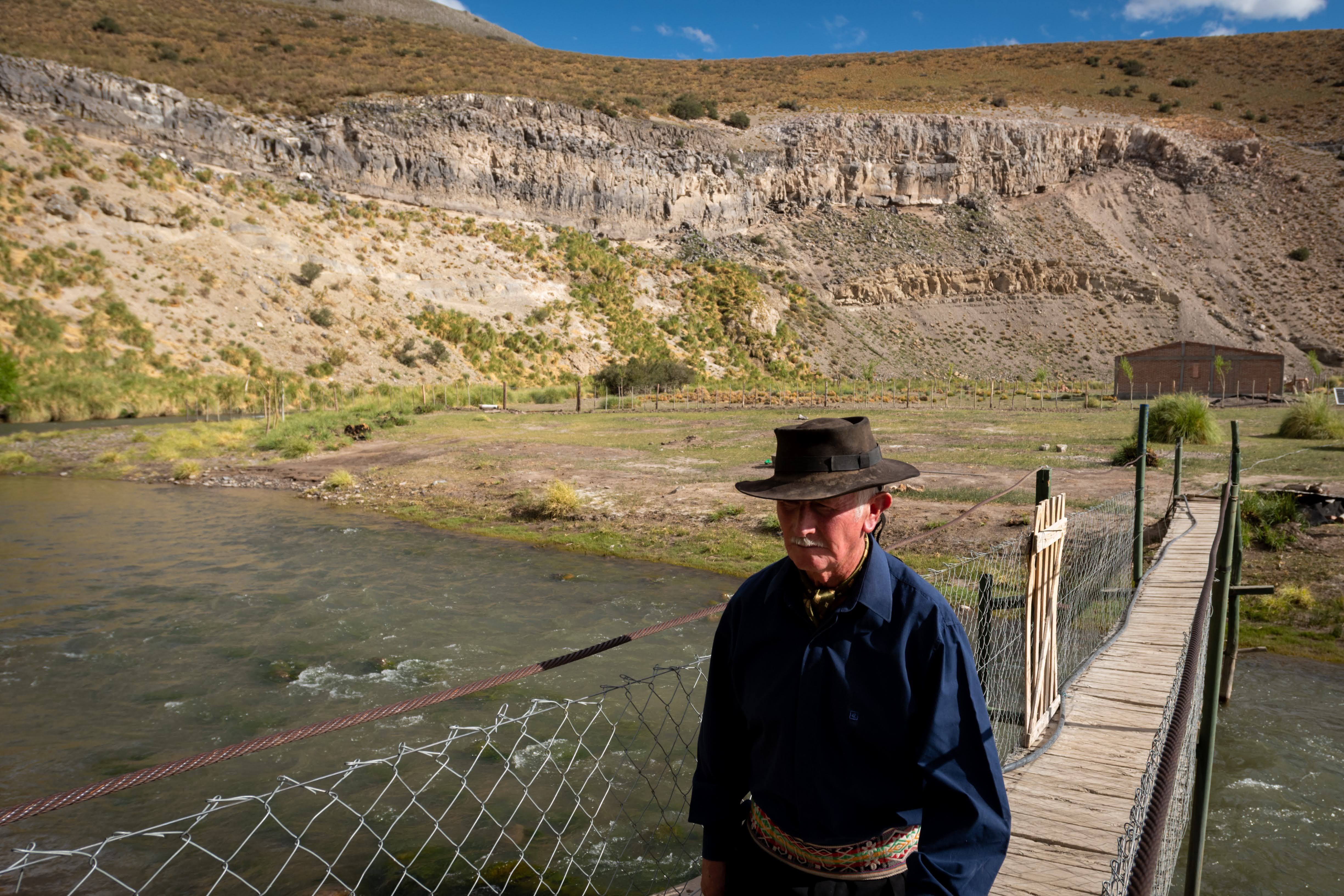 Arroyo "Potí Malal" del Mapuche que significa "Gran Corral".