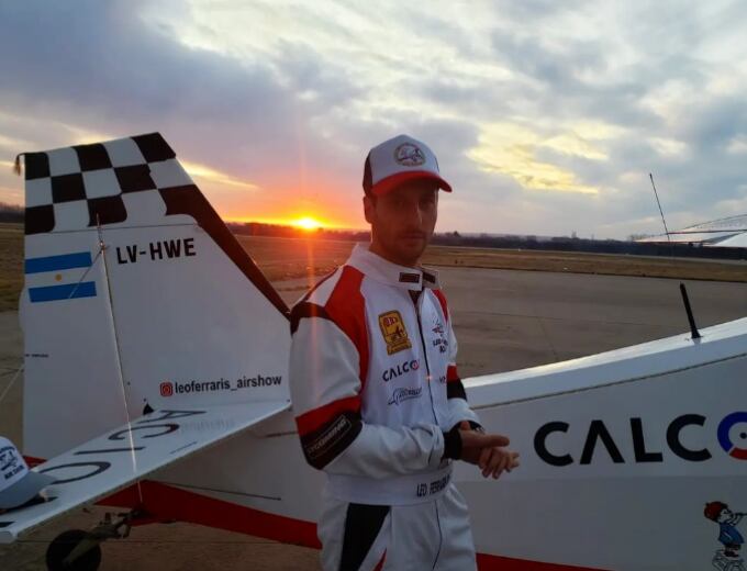 Leo Ferraris impartía clases como instructor de aviación, presidía la Cámara de Aeroaplicadores de la Provincia de Buenos Aires y tenía un taller aeronáutico llamado HF Aviación. Foto: Instagram / leoferraris_airshow