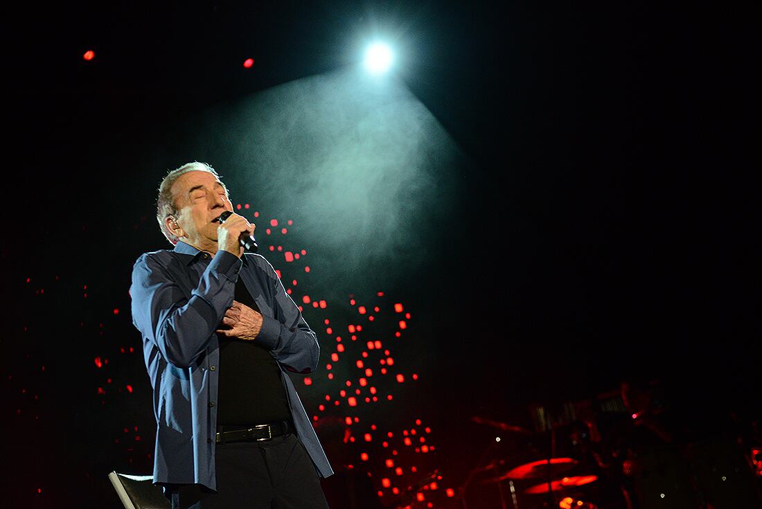 José Luis Perales en la Plaza de la Música. (José Gabriel Hernández/La Voz)