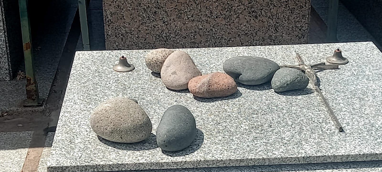 Angustiante: fueron al cementerio a visitar a sus madres en su día y encontraron que habían robado hasta las fotos. Foto: Gentileza