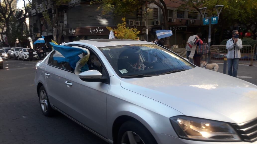 La cita fue en Peatonal y San Martín, y la convocatoria se efectuó para realizar un “Banderazo, Ruidazo y Bocinazo”.