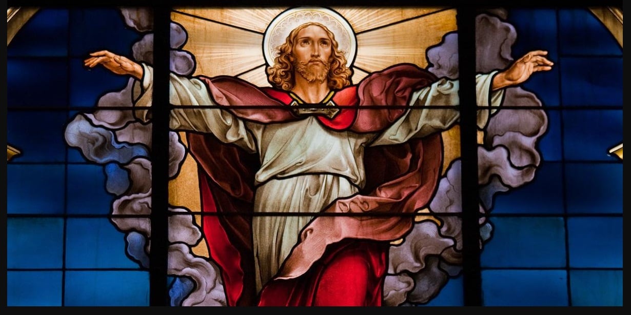 Detalle del vitral La Ascensión de Cristo creado por F. Zettler (1878-1911) en la iglesia alemana en Estocolmo, Suecia.