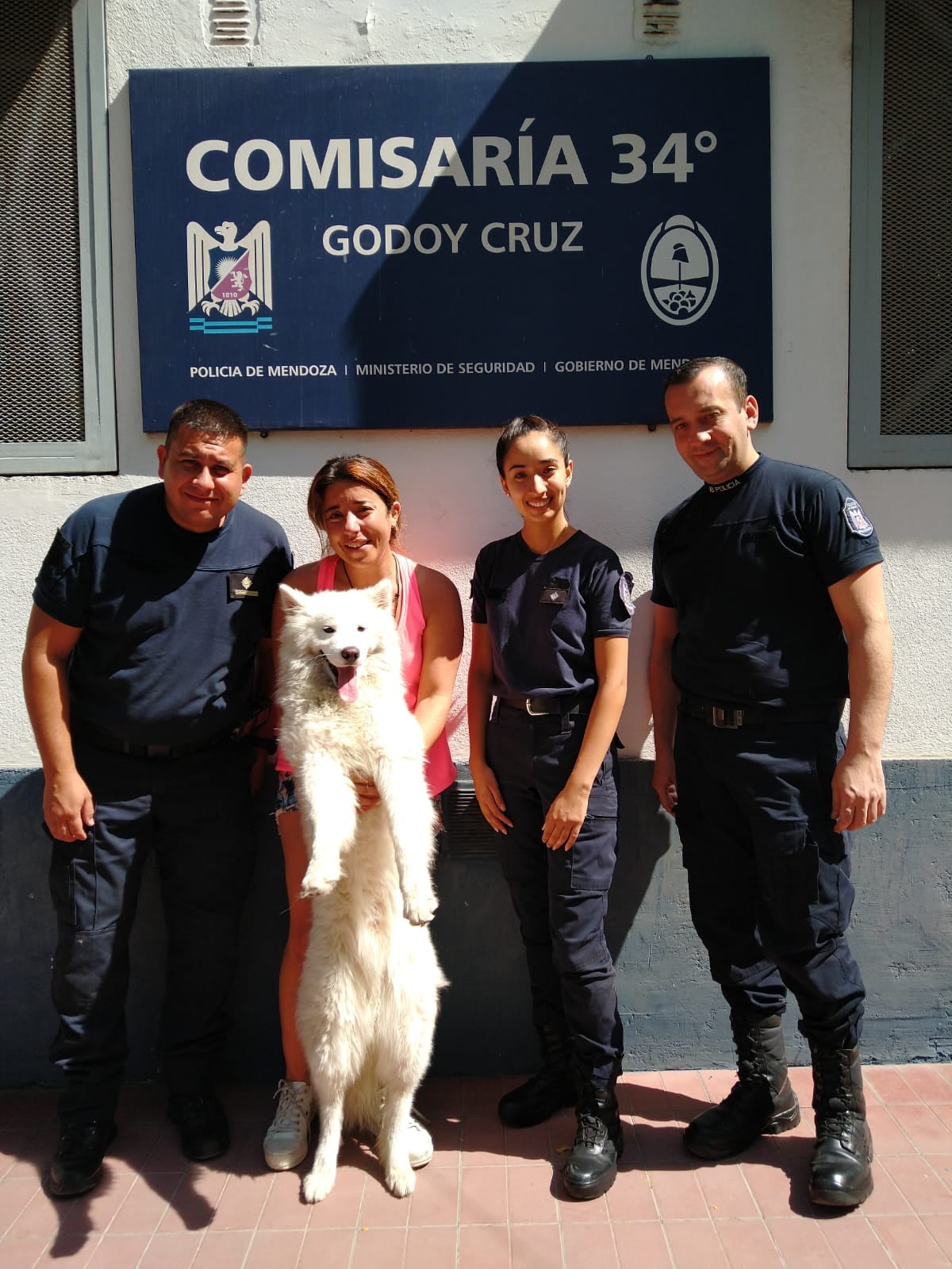 Julieta Farmache con su perro Bongo y personal de la Policía de Mendoza.