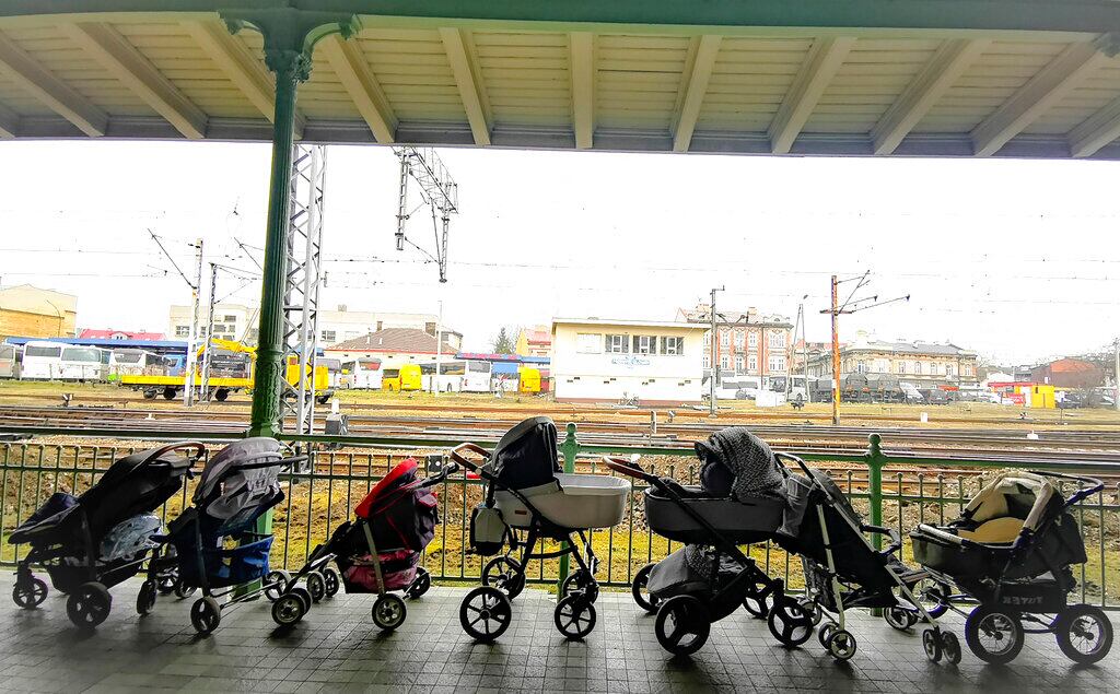 Coches de niños para refugiados y sus bebés que huyen del conflicto de Ucrania en la estación de trenes en Przemysl, Polonia, el 2 de marzo de 2022. Más de 5 millones de refugiados han huido de Ucrania desde que inició la guerra de Rusia, informó la agencia de refugiados de la ONU el 20 de abril de 2022. Es la mayor crisis de refugiados en Europa desde la Segunda Guerra Mundial. (AP Foto/Francesco Malavolta, File)