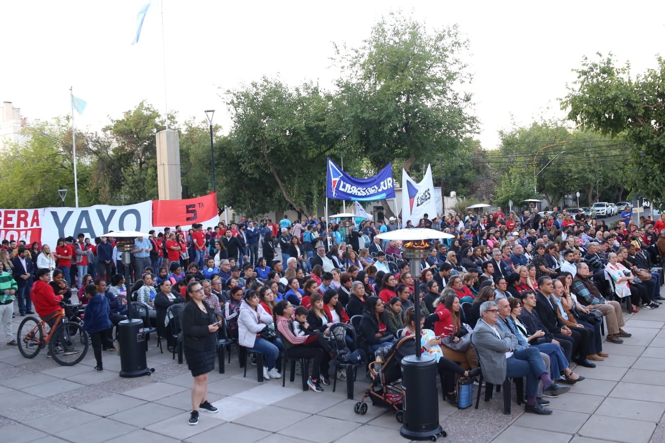 Numeroso público se congregó en la explanada de la casa municipal de calle 9 de Julio.