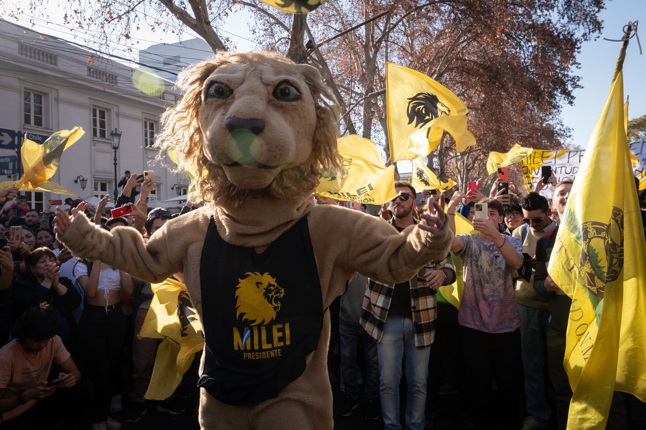 Curiosa visita de Javier Milei a 8 dias de las elecciones PASO,  agitó y abrazó a los militantes, pero no hizo ninguna declaración

Foto: Ignacio Blanco / Los Andes 