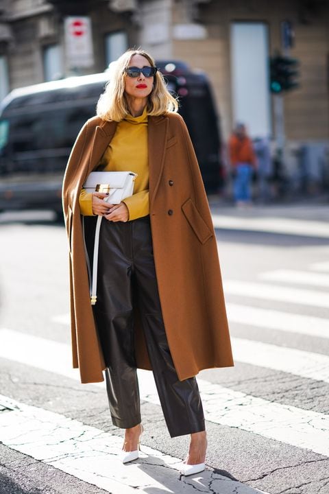 Para lograr un look de lujo silencioso, las prendas deben ser básicas, con colores lisos como el blanco, negro, azul, nude o camel. 