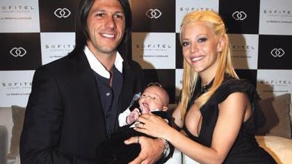 Evangelina Anderson y Martín Demichelis con Bastian, el primer hijo de la pareja.