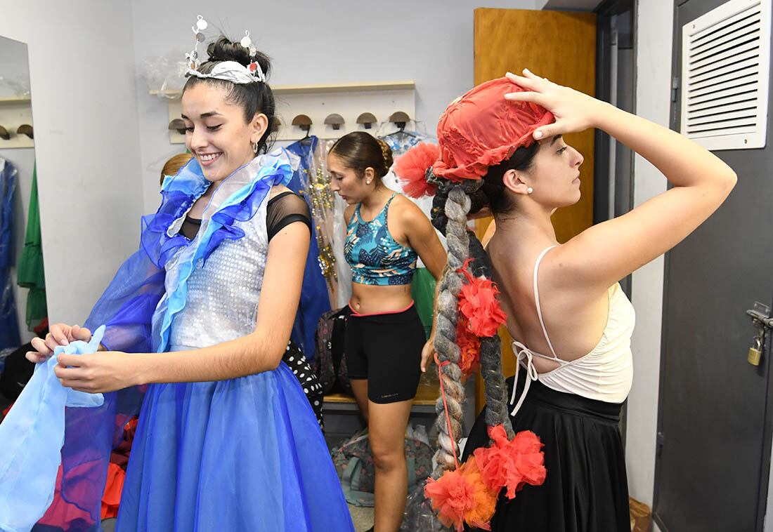 Alegría y adrenalina en el backstage de la Fiesta de la Vendimia. Foto: Marcelo Rolland