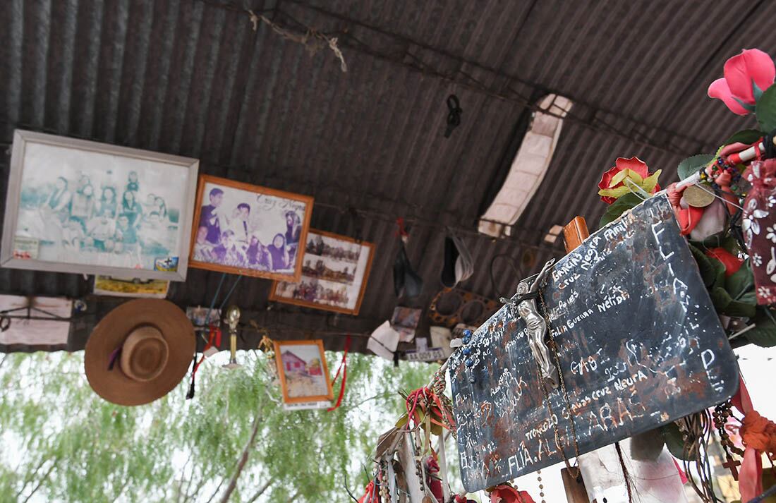 Recuerdos, fotografías, flores de papel, todo en ofrenda a la cruz. Marcelo Rolland /