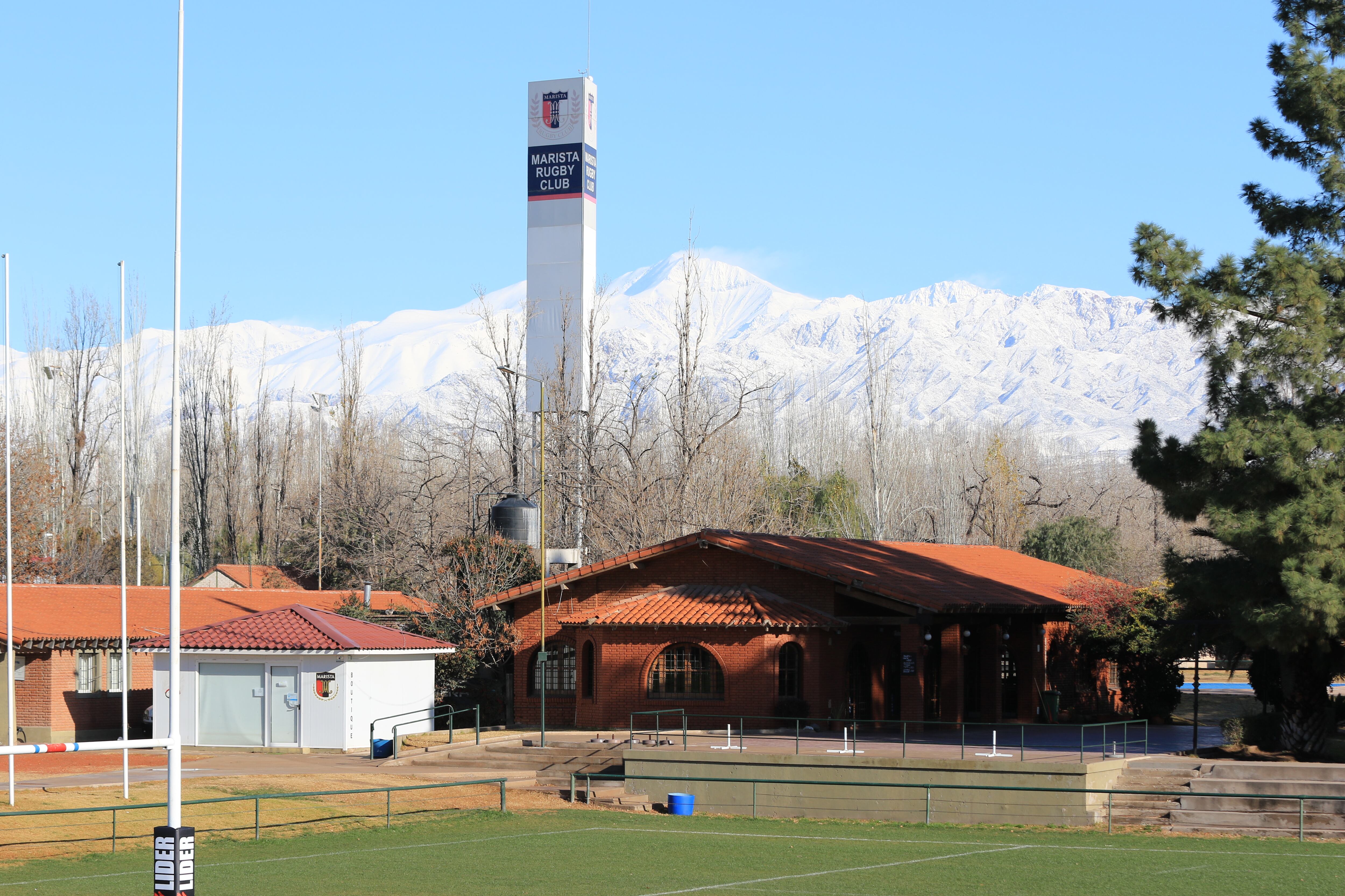 Hermosa postal de la cancha principal de hockey céspede, buffet y administración del club. / Gentileza: Prensa Marista Rugby Club.