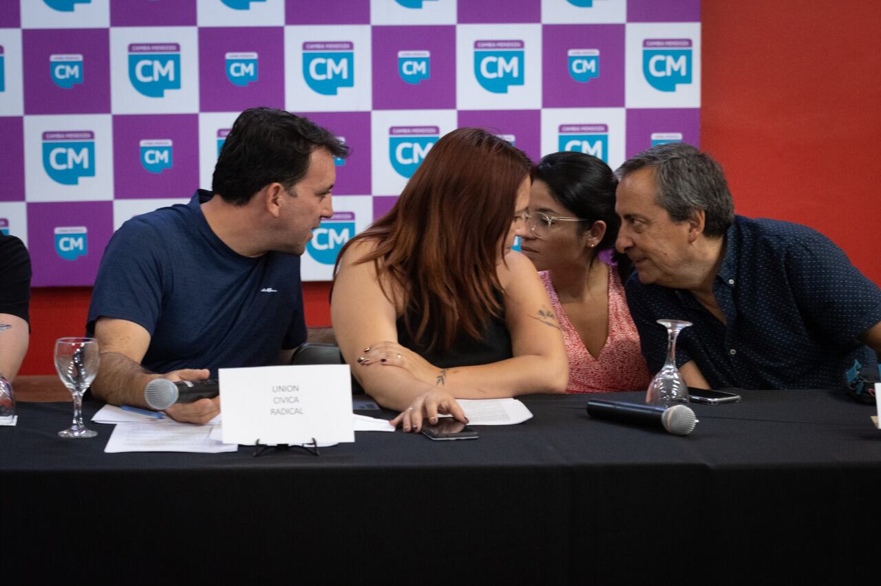 El presidente de la Unión Cívica Radical UCR, Tadeo Garcia Zalazar, junto a Sol Salinas y Enrique Thomas (Pro) en la reunión de socios de Cambia Mendoza. Foto: Ignacio Blanco / Los Andes 