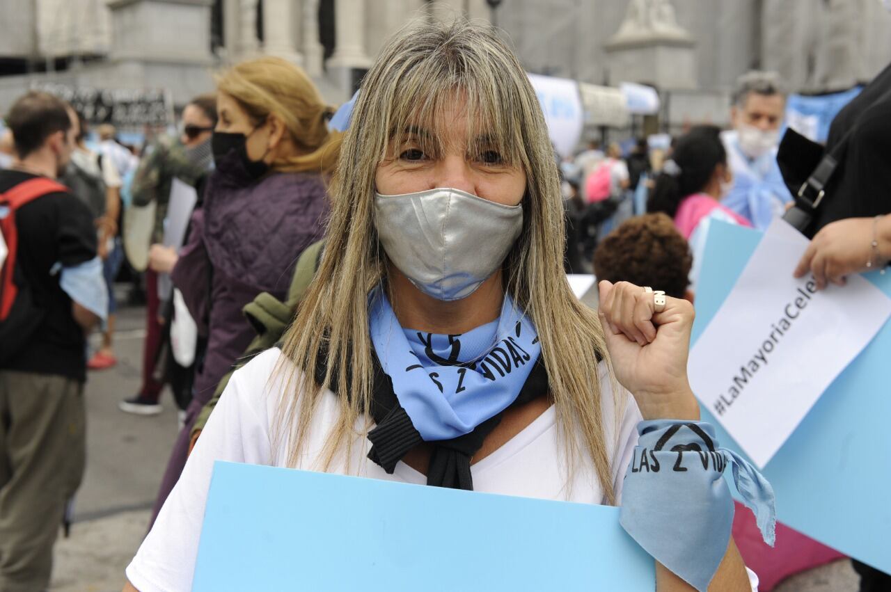 Con carteles y pañuelos celestes, los manifestantes se concentraron para reclamar contra la ley que busca legalizar el aborto voluntario.