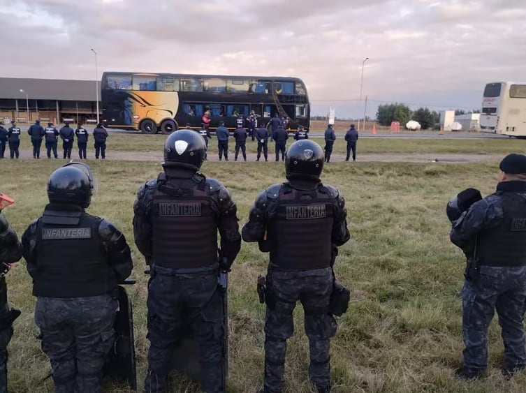 La Policía de Córdoba secuestró gran cantidad de alcohol, droga y objetos contundentes a hinchas de Boca y River.