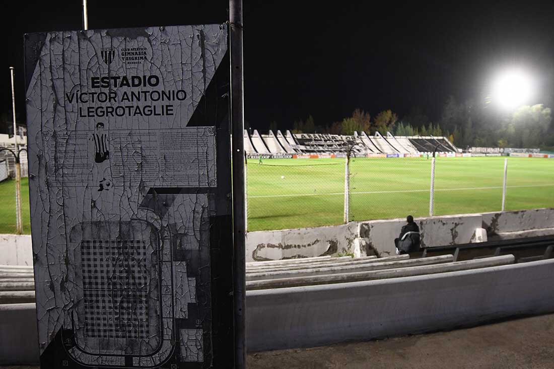 El estadio lleva el nombre del máximo ídolo del club: "El Víctor".