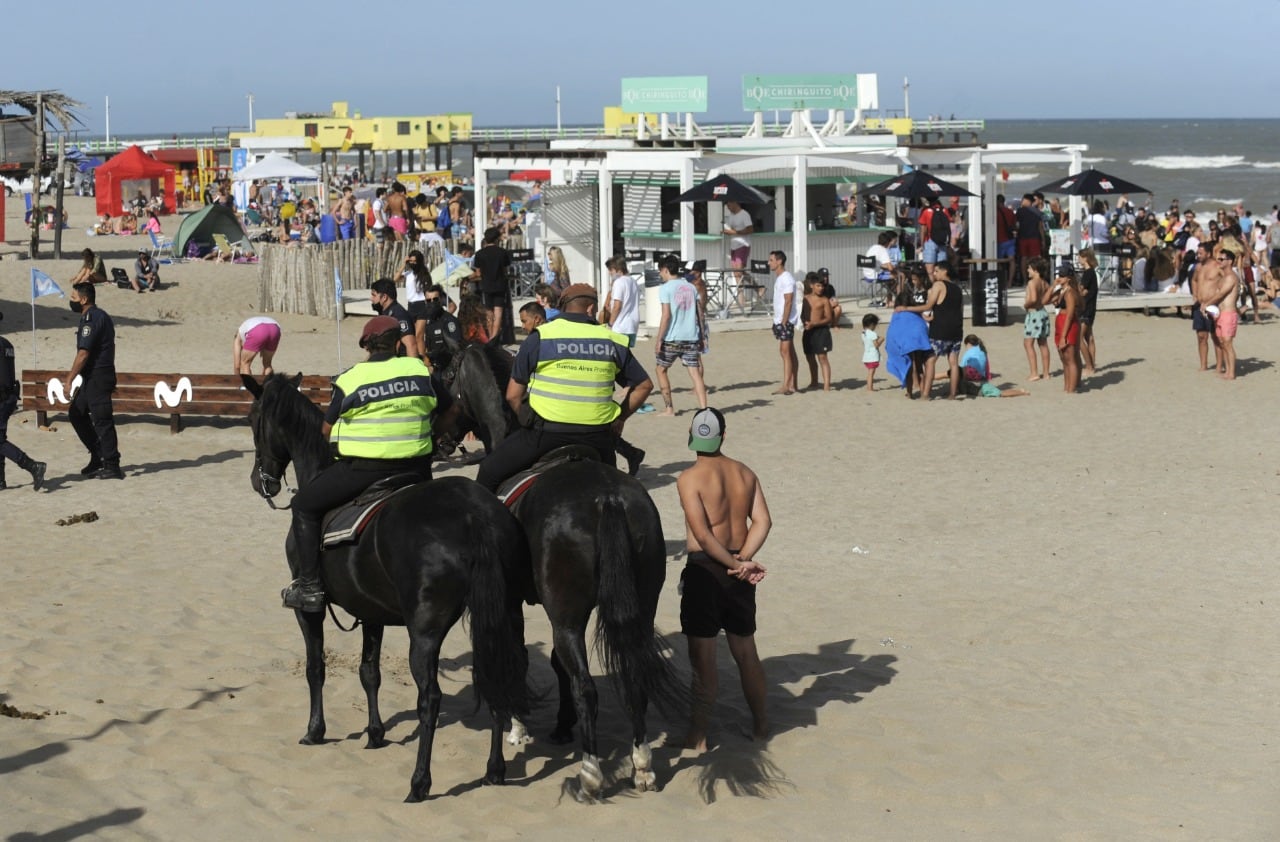 Desde hoy se dispondrá la presencia permanente de fuerzas de seguridad en ese tipo de espacios para evitar las concentraciones en las playas