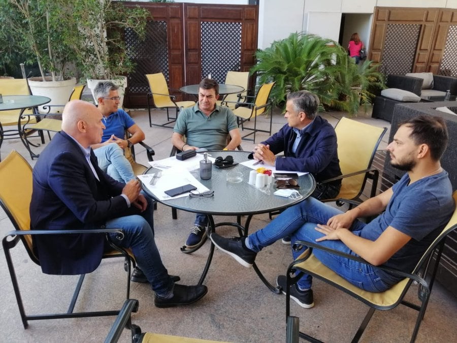 De Marchi, junto a Romano y Álvaro Martínez, en la terraza del Hyatt con los libertarios.