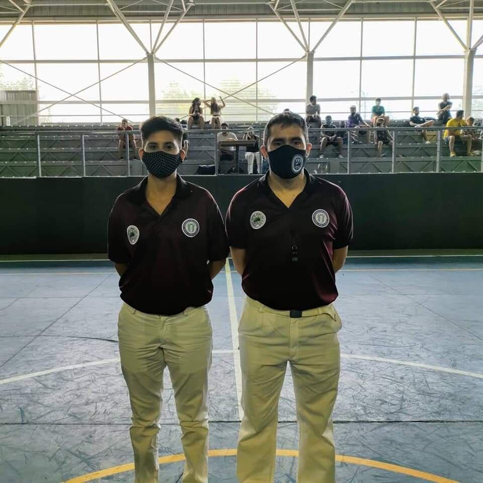 Paola Muñoz (izquierda) momentos antes de comenzar a dirigir Villa Hipódromo vs Murialdo por la C20 de varones.