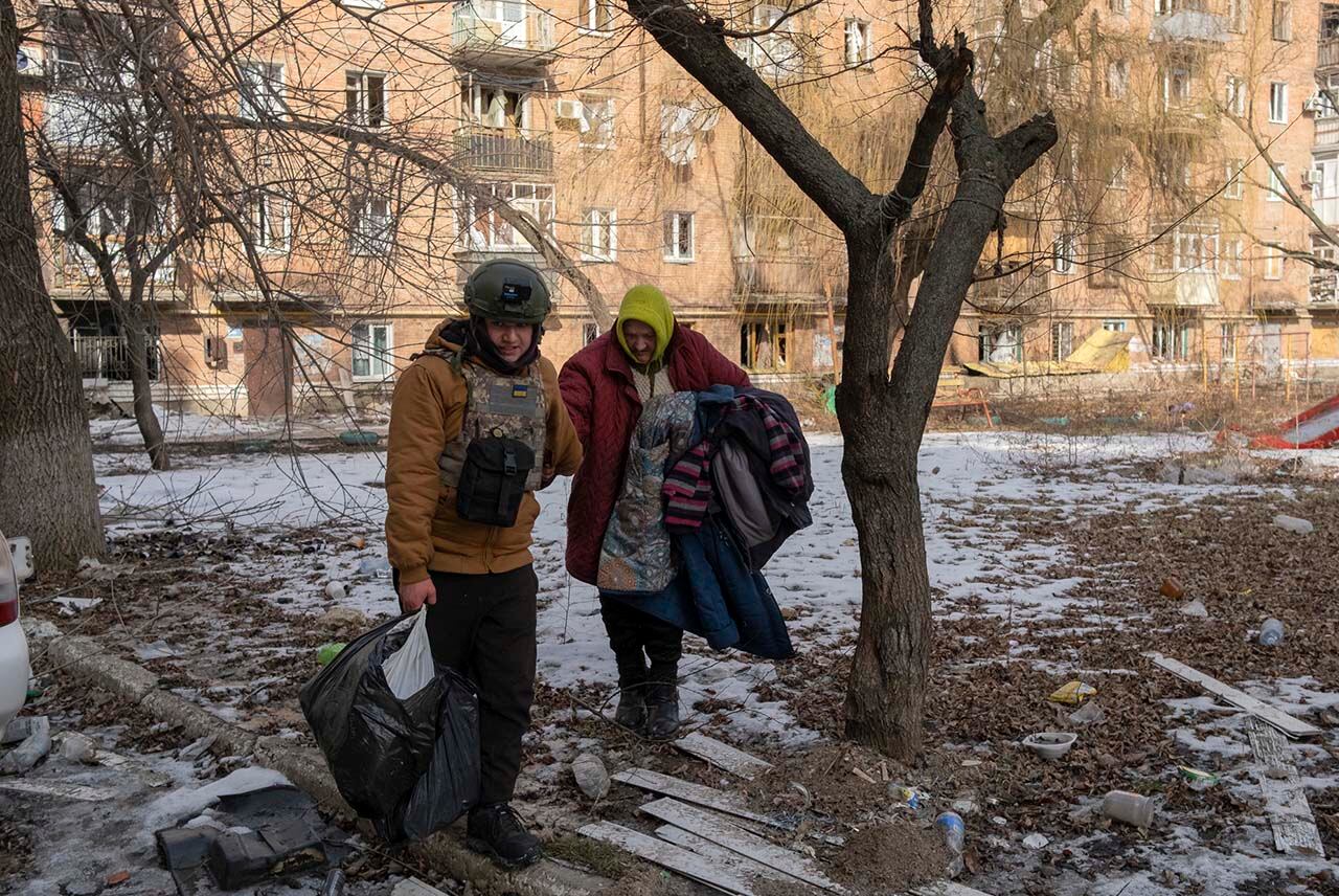 Mykola evacua a Valentyna, una mujer local de 72 años, de su casa en Bajmut. La casa de Valentyna está situada a medio kilómetro de las posiciones rusas y es la última que salió de esa zona. Foto: EFE