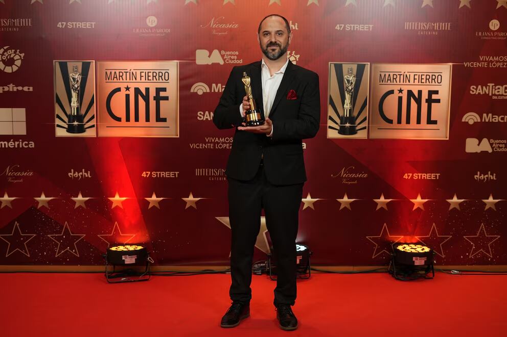 Demián Rugna, director de "Cuando acecha la maldad", recibió el premio a Dirección de Arte. Foto: Infobae