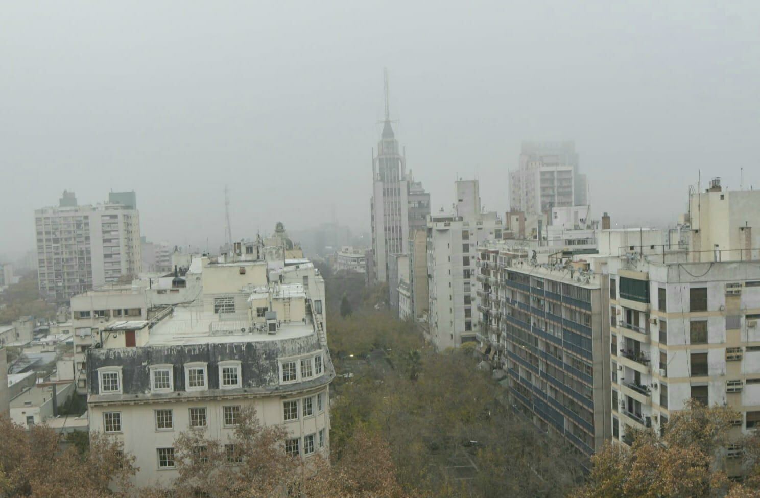 Tras un manto de neblina: postales del amanecer mendocino marcado por este particular fenómeno. Foto: Orlando Pelichotti / Los Andes.