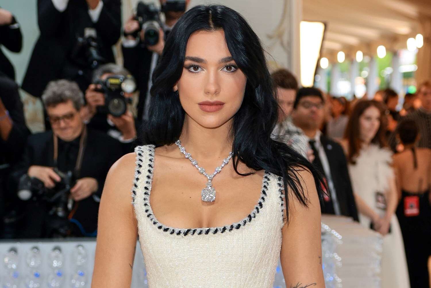 La cantante Dua Lipa se llevó todas las miradas en la Met Gala 2023.