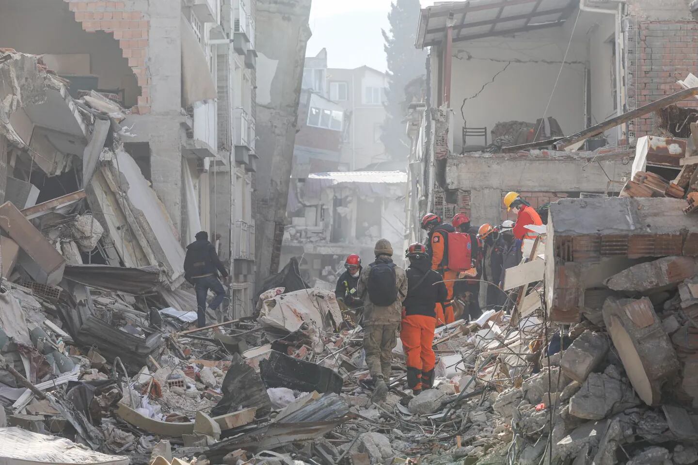 Los Cascos Blancos argentinos salvaron a tres personas entre las ruinas de Turquía.