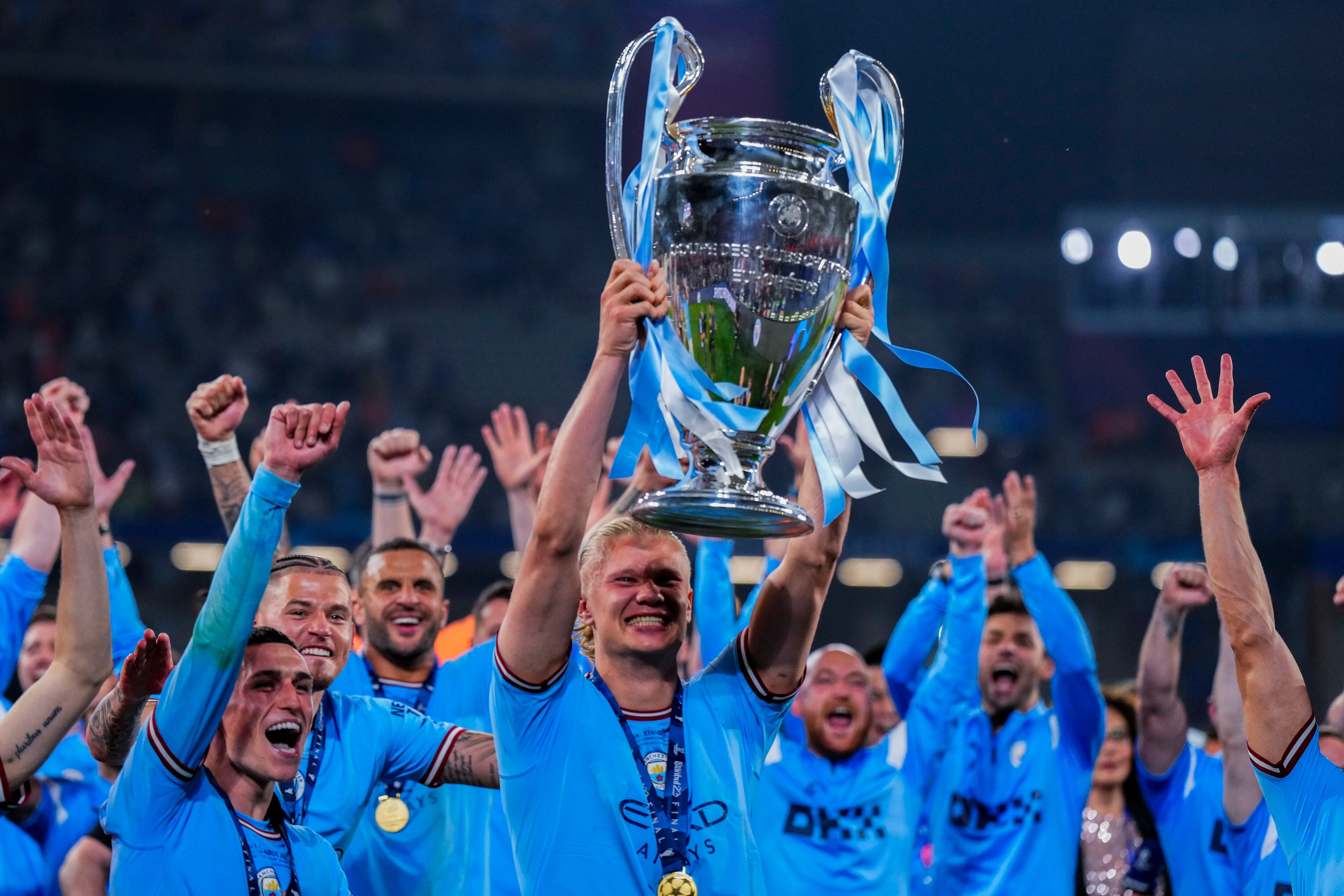 Erling Haaland festeja con el trofeo de la Liga de Campeones, luego que el Manchester City venció en la final al Inter, el sábado 10 de junio de 2023, en Estambul (AP Foto/Manu Fernández)