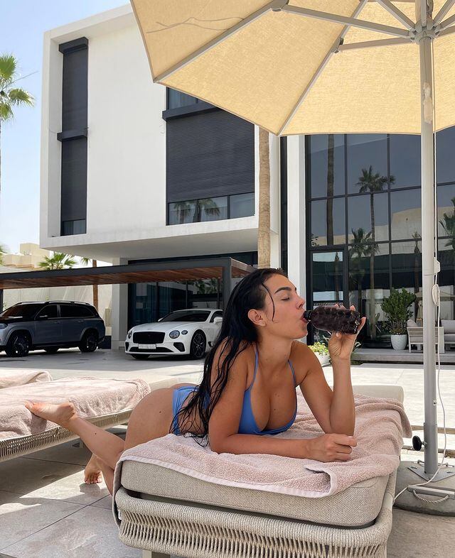 Georgina subió las temperaturas con su bikini azul.